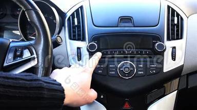 人的手按动汽车手动控制的按钮